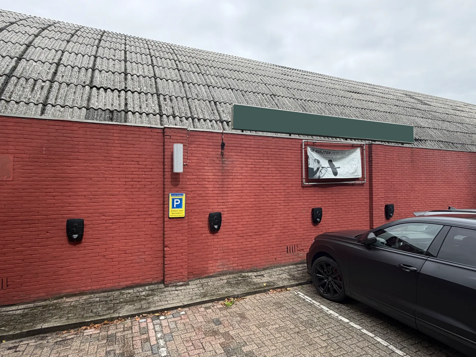 Vier Zaptec Pro-laadpunten aan de gevel van de sportlocatie in Zoetermeer.