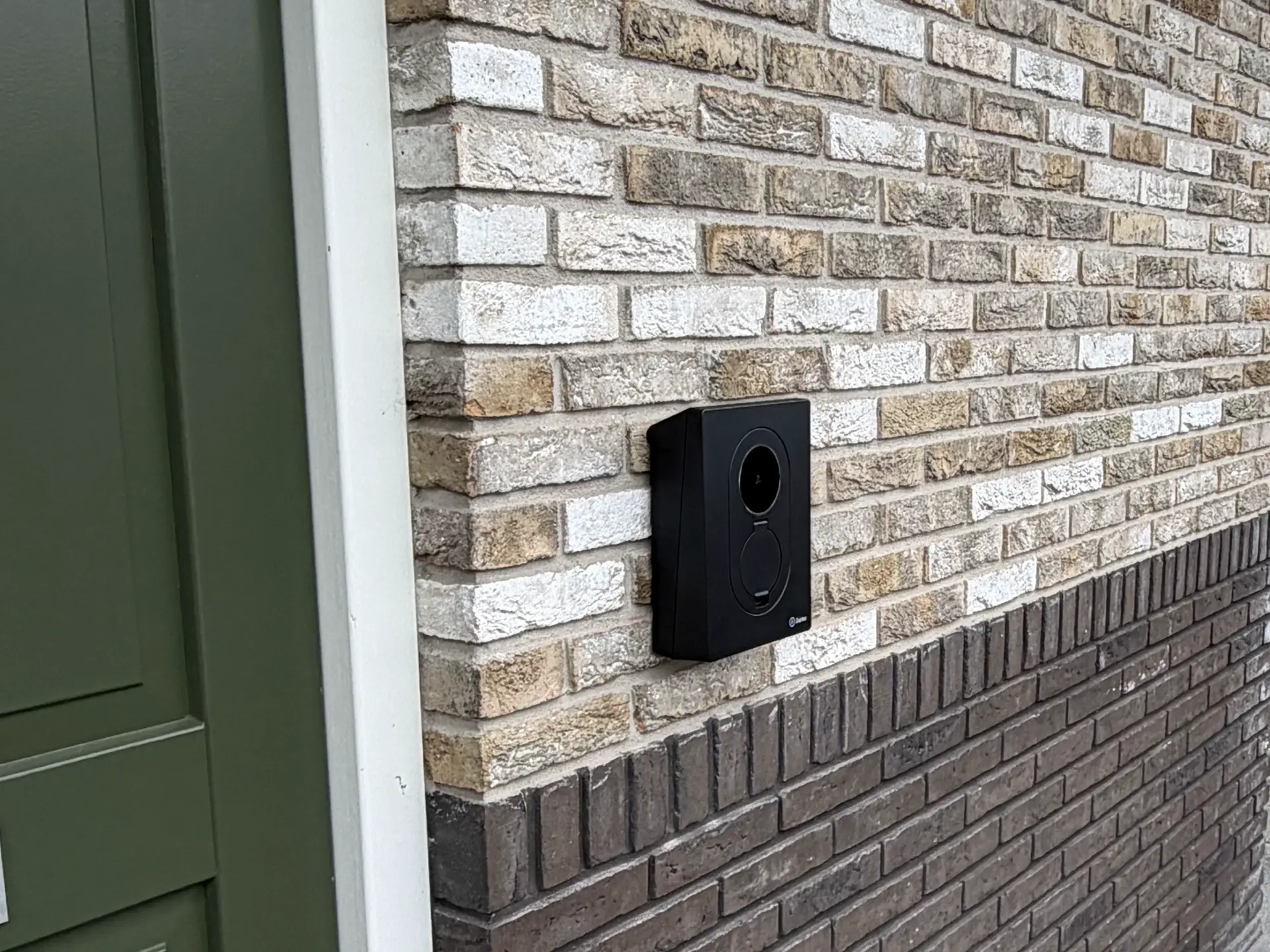 Wandmontage naast de entree, met de aansluiting direct bij de woning.