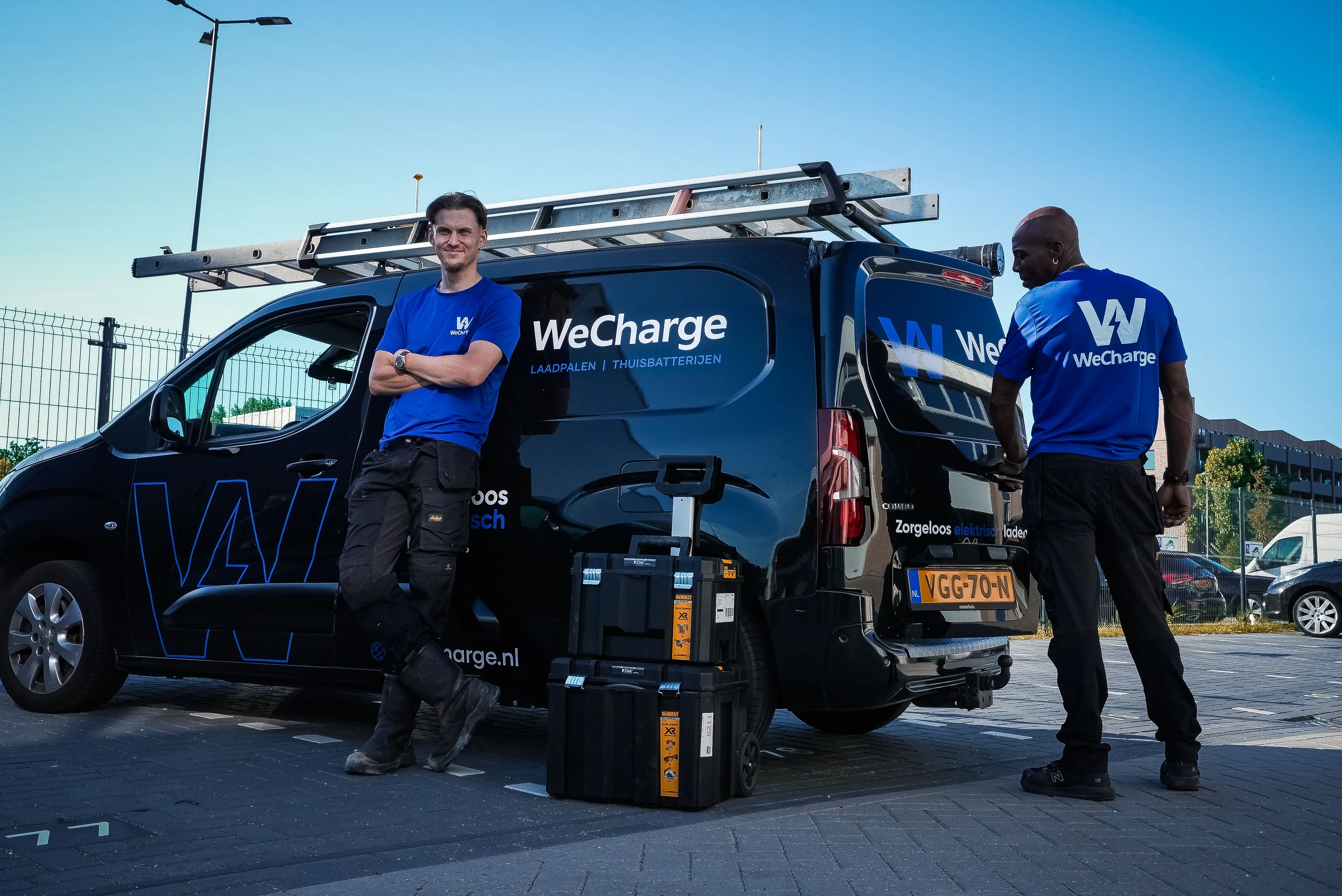 Twee monteurs van WeCharge bij de bedrijfsbus