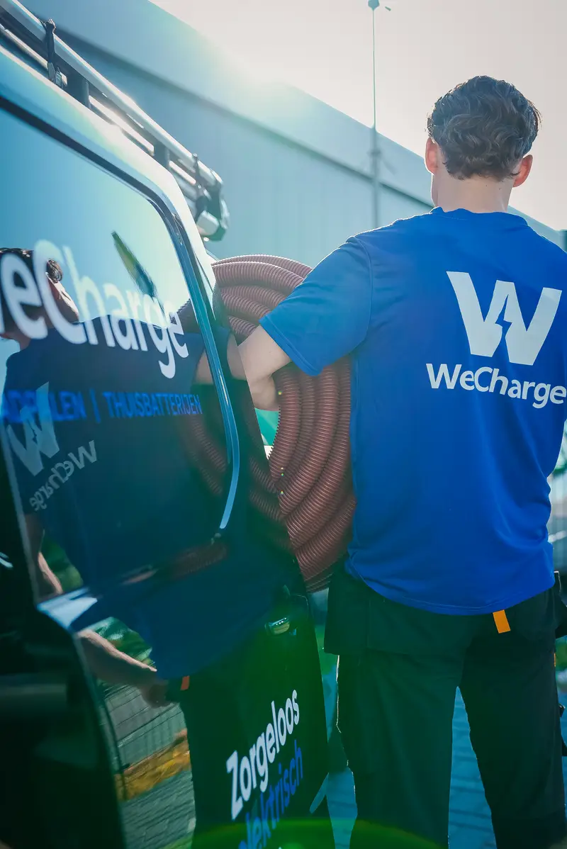 WeCharge-monteur bij de bedrijfsbus, klaar voor installatie